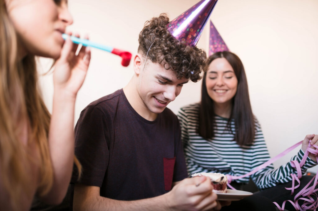Festa di compleanno per adolescenti a Foligno con amici, torta e atmosfera informale