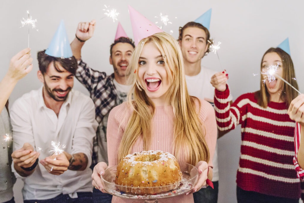 Festa di compleanno per adulti a Foligno con amici, torta e atmosfera conviviale